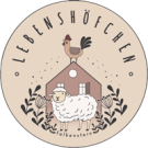 Lebenshöfchen Logo mit einem Haus und einem Schaf im Vordergrund und einem Huhn auf dem Dach, an den Seiten ein paar Pflanzen